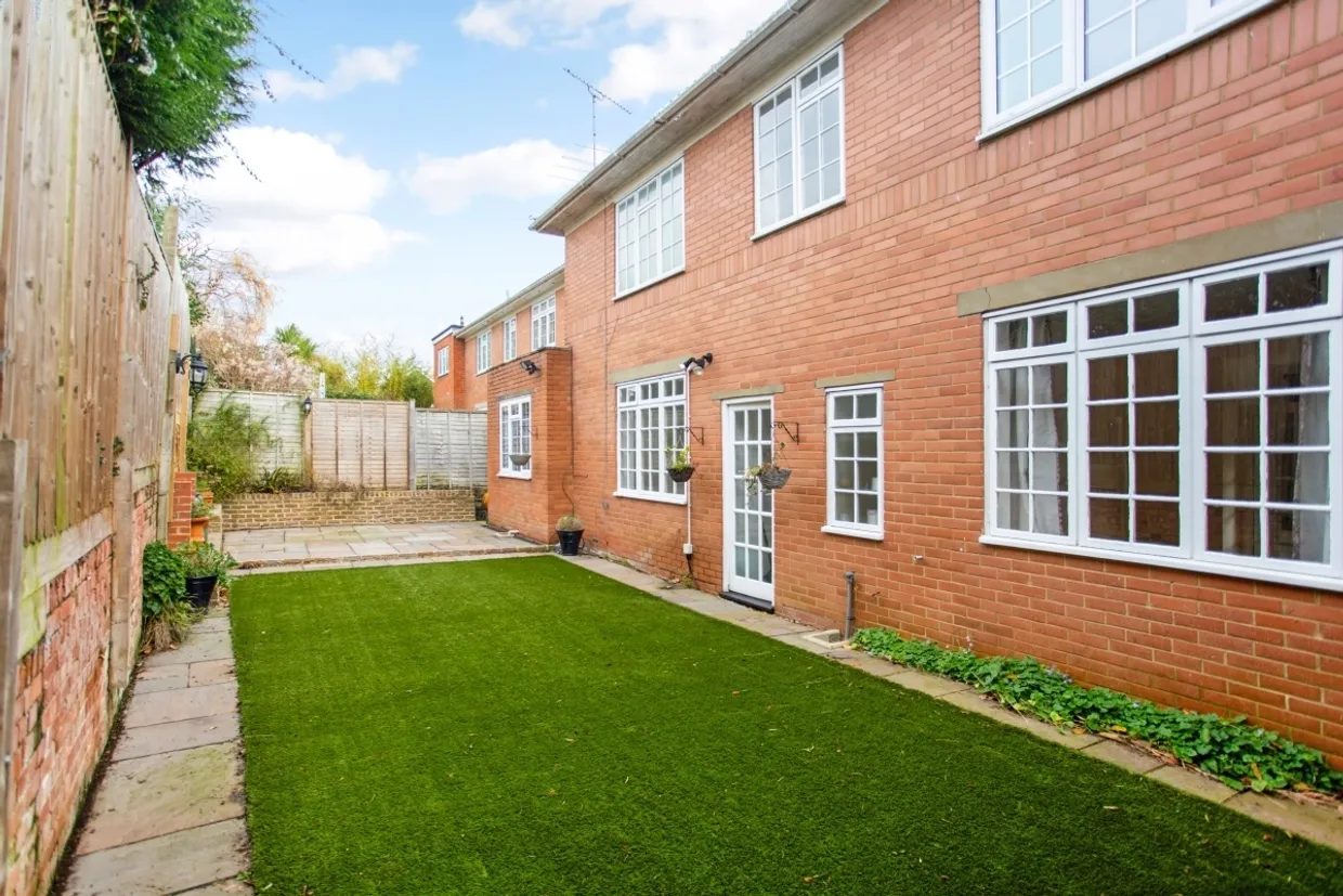 Fairford Close Haywards Heath RH16 photo 9
