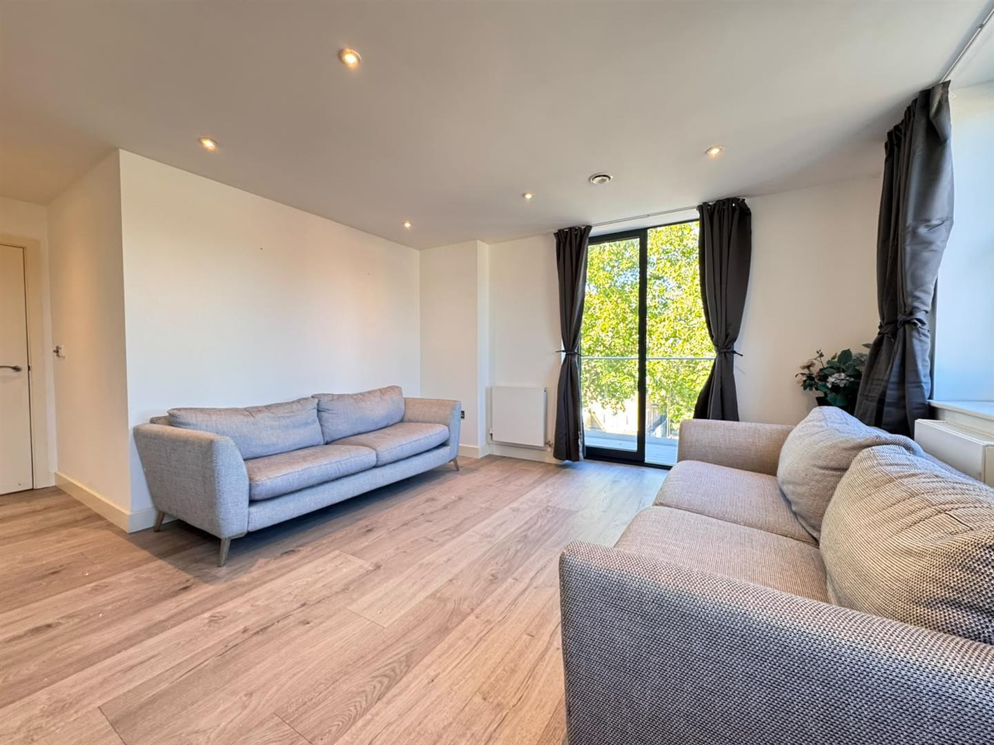 Curzon Crescent, London Image 1