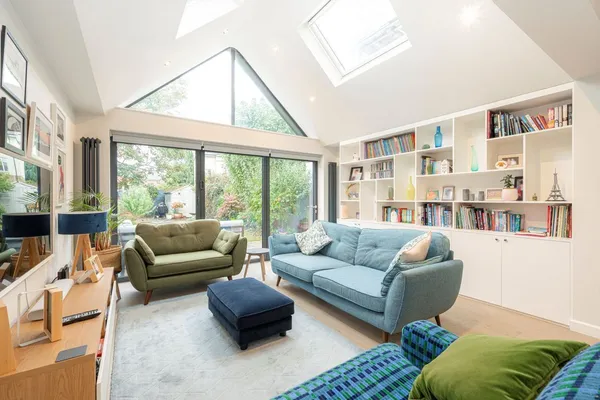 Elmgrove Road, Weybridge, KT13 photo 2