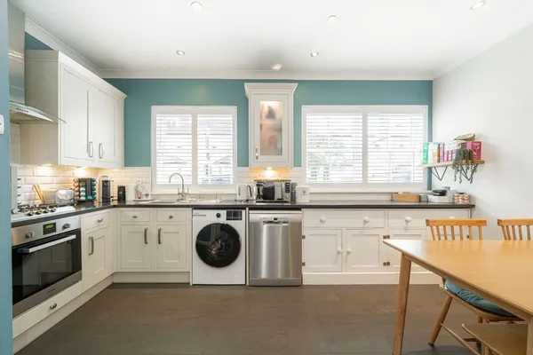 Elmgrove Road, Weybridge, KT13 photo 3