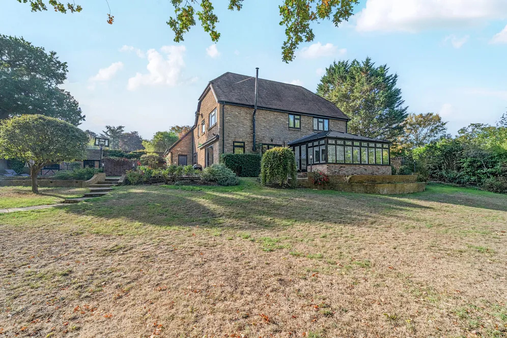 Hogs Back, Farnham, GU10 photo 16