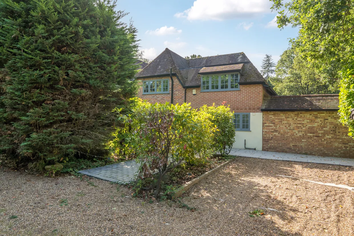 Byfleet Road, Cobham, KT11 photo 26