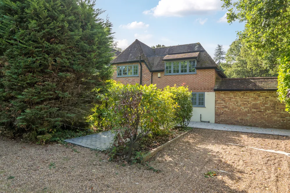 Byfleet Road, Cobham, KT11 photo 26