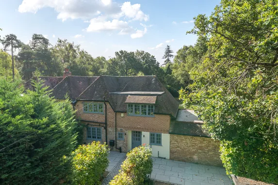 Byfleet Road, Cobham, KT11