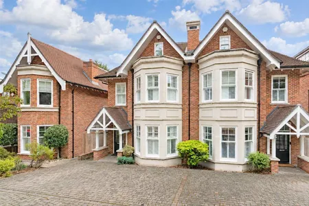 Oatlands Chase, Weybridge, KT13