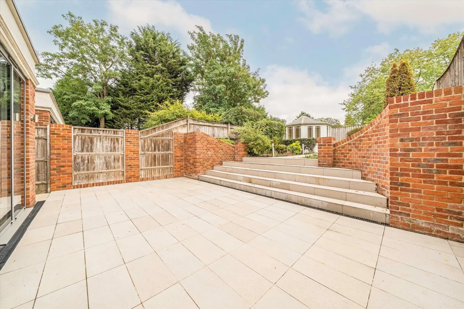 Oatlands Chase, Weybridge, KT13 photo 8