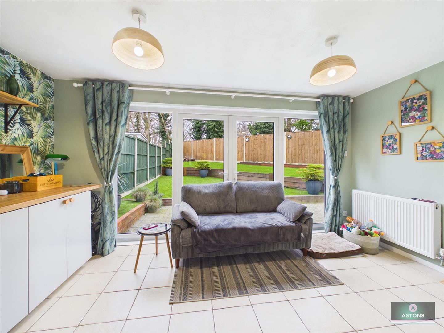 Hardy Close, Pound Hill Image 12