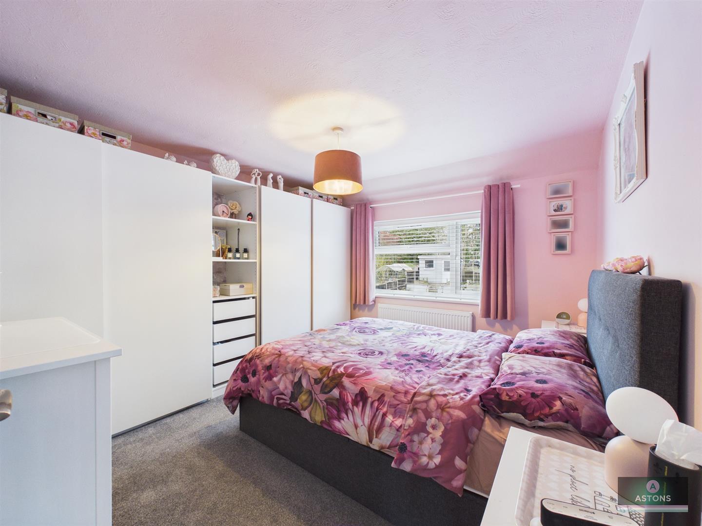 Hardy Close, Pound Hill Image 15