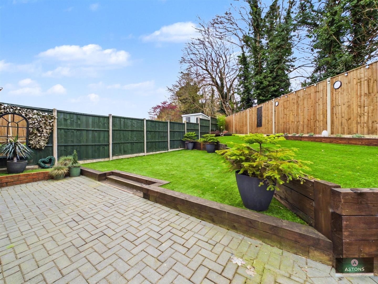 Hardy Close, Pound Hill Image 19