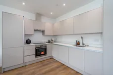 1 Lakeside Close Staines Upon Thames TW18 photo 3