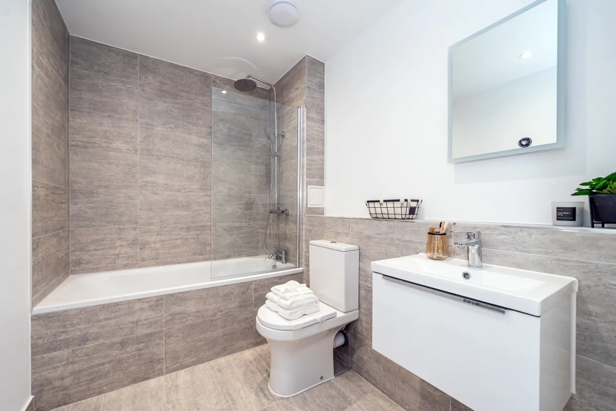 1 Lakeside Close Staines Upon Thames TW18 photo 4