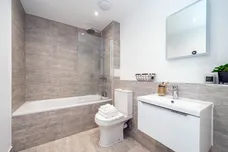 1 Lakeside Close Staines Upon Thames TW18 photo 4