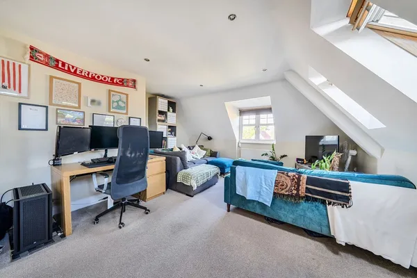 Hersham Road, Walton-On-Thames, KT12 photo 2