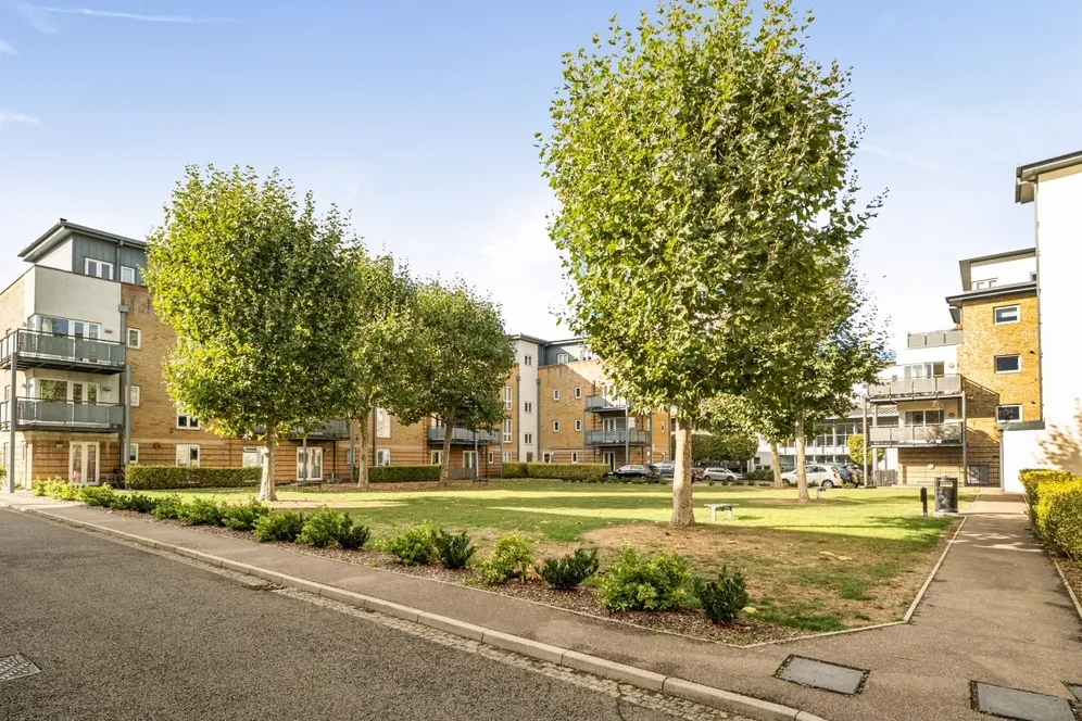 Chiltern Close Watford WD18 photo 10