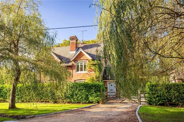 High Street Green, Chiddingfold, GU8 photo 1