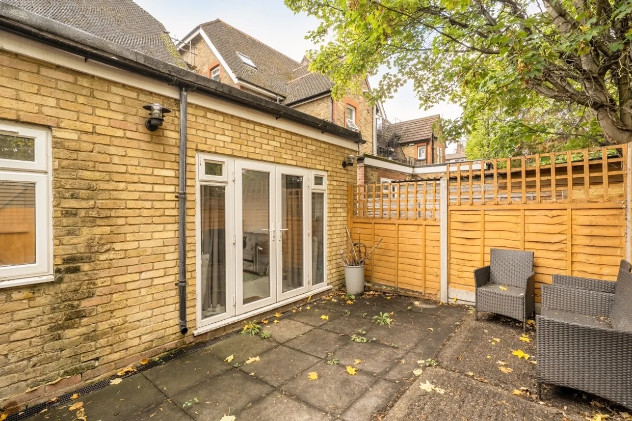 Upton Road Watford WD18 photo 14