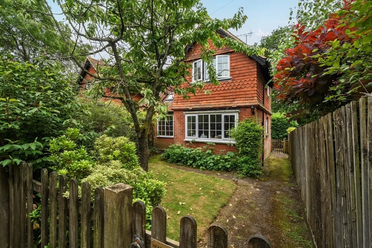 Pathfields Haslemere GU27 photo 1
