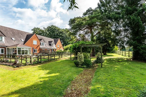 Charlwood Place, Reigate, RH2 photo 4