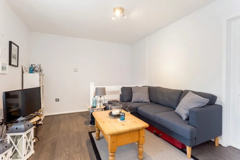 Finnart Close, Weybridge KT13 photo 5