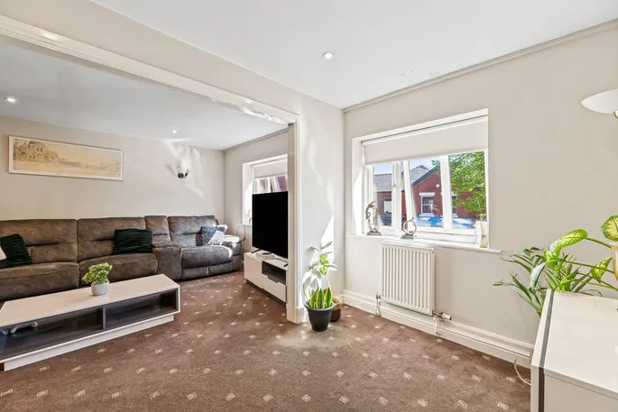 Property carousel image 3