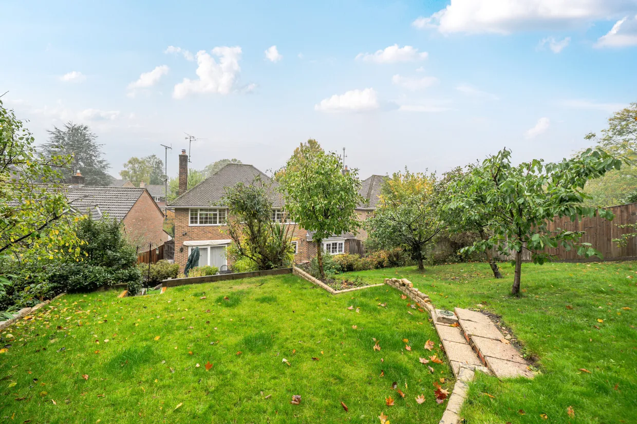 Ash Combe, Chiddingfold, GU8 photo 2