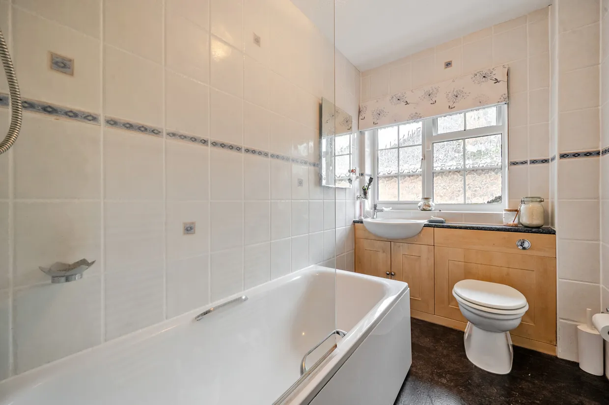 Ash Combe, Chiddingfold, GU8 photo 11