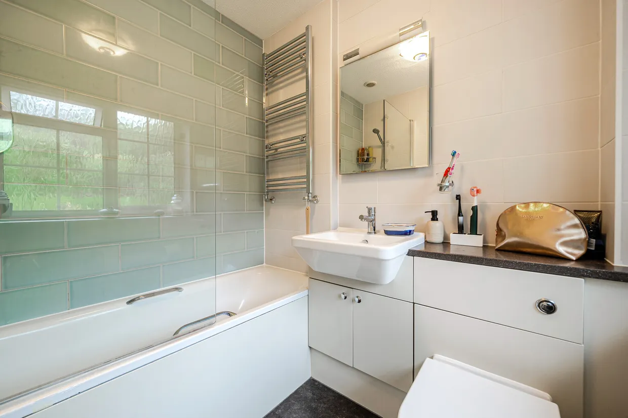 Ash Combe, Chiddingfold, GU8 photo 12