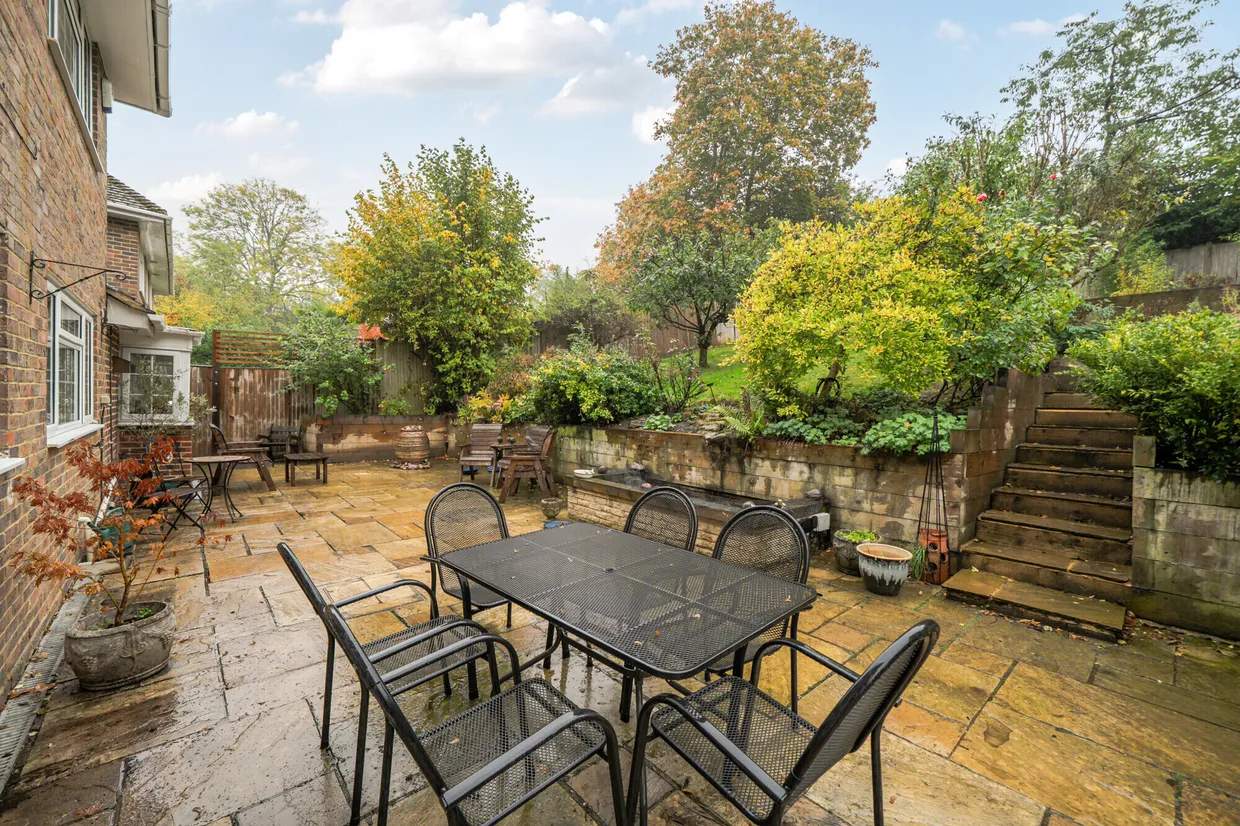 Ash Combe, Chiddingfold, GU8 photo 13