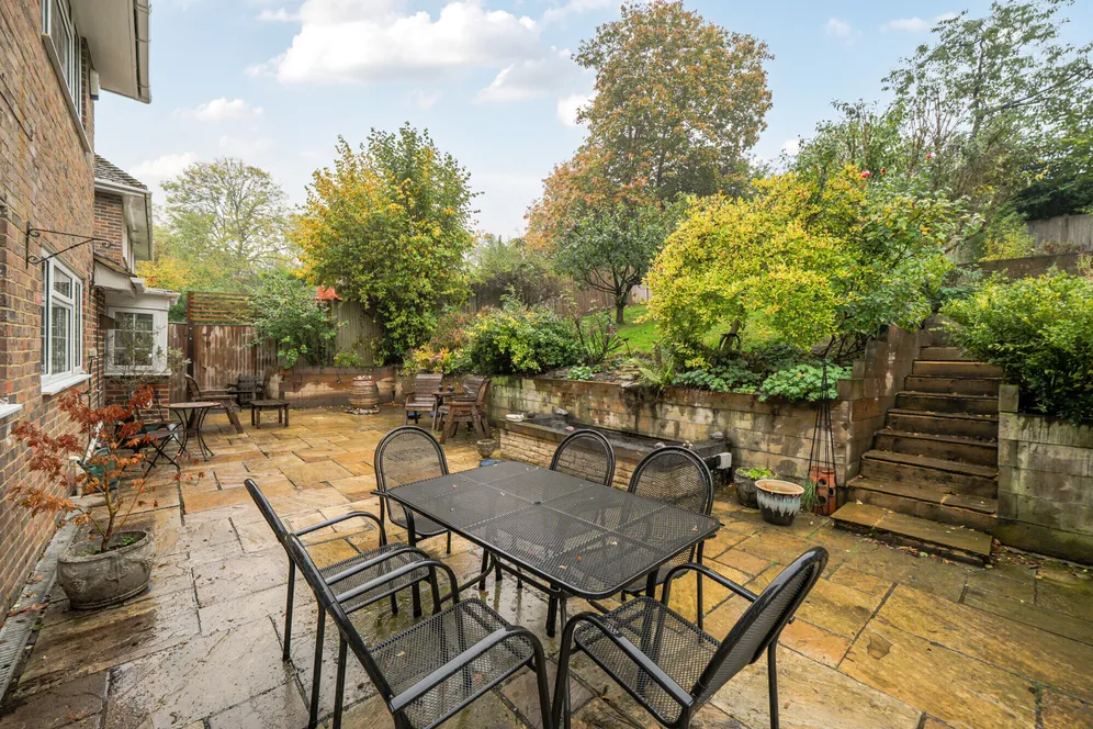 Ash Combe, Chiddingfold, GU8 photo 13
