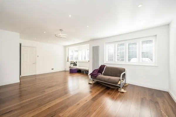 West Grove, Walton-On-Thames, KT12 photo 2