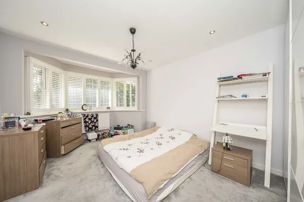West Grove, Walton-On-Thames, KT12 photo 5