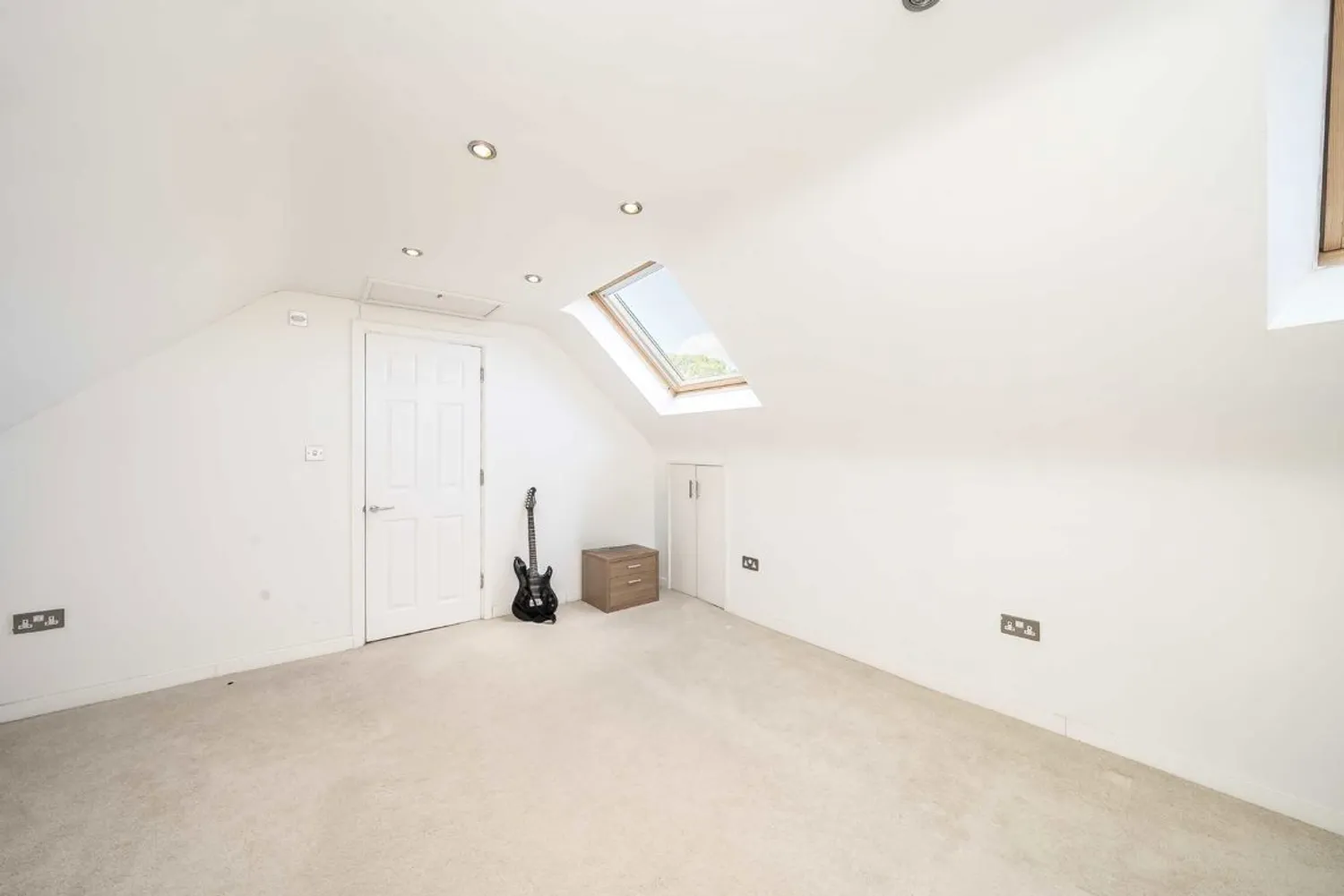 West Grove, Walton-On-Thames, KT12 photo 8