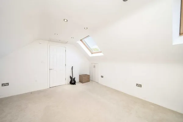 West Grove, Walton-On-Thames, KT12 photo 8