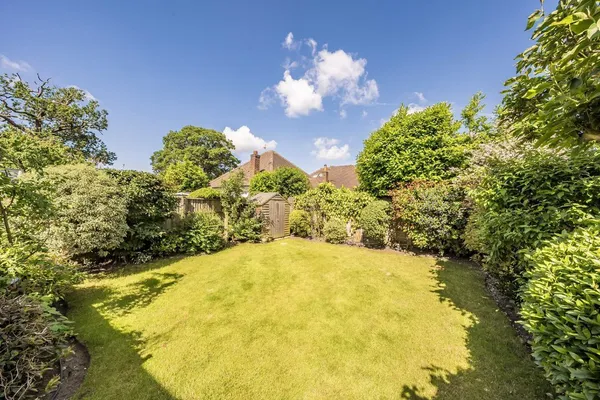 West Grove, Walton-On-Thames, KT12 photo 10