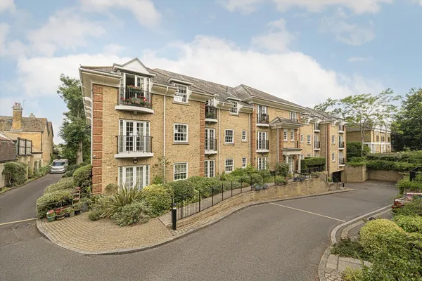 Oatlands Avenue, Weybridge, KT13 photo 1