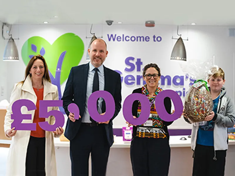 furnell makes £5,000 donation to local hospice