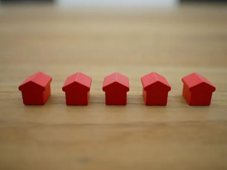 Top 10 Questions to Ask Your Estate Agent When Selling Your Home hero