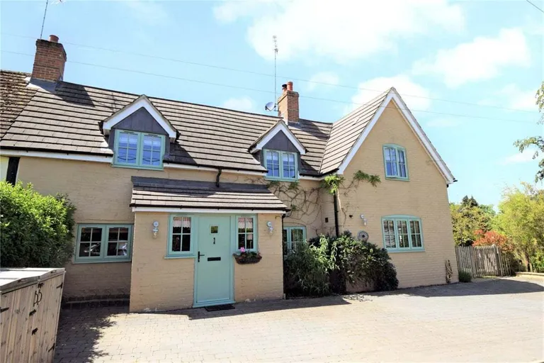 Oak Tree Cottage: A Charming Three-Bedroom Cottage in Highclere hero