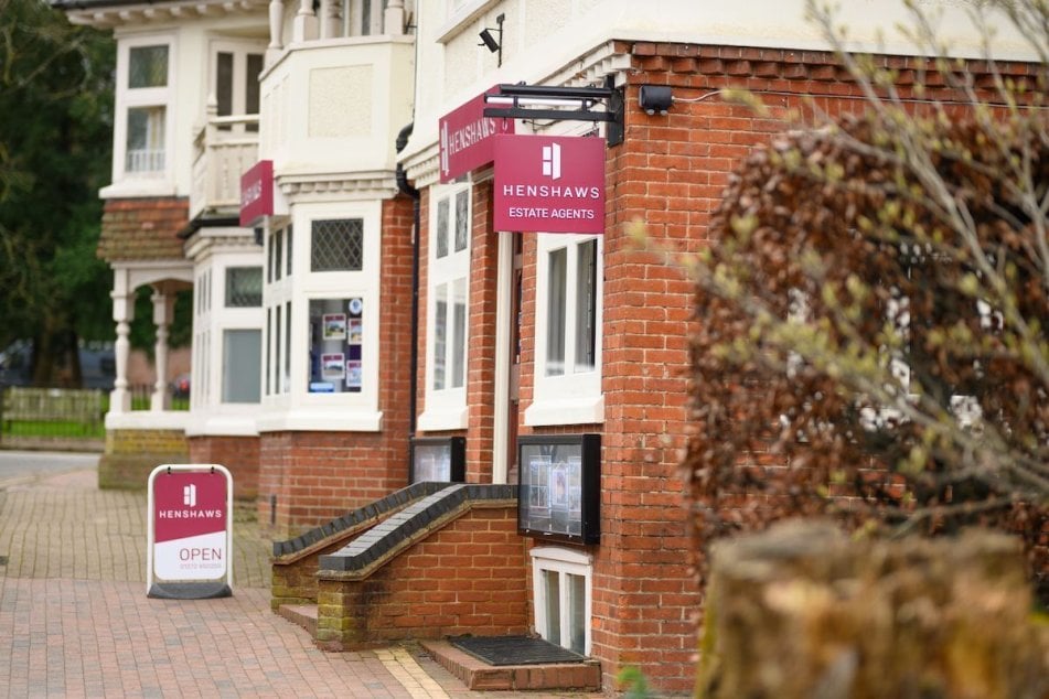 henshaws Estate Agents in Bookham and Horsley Property for Sale and